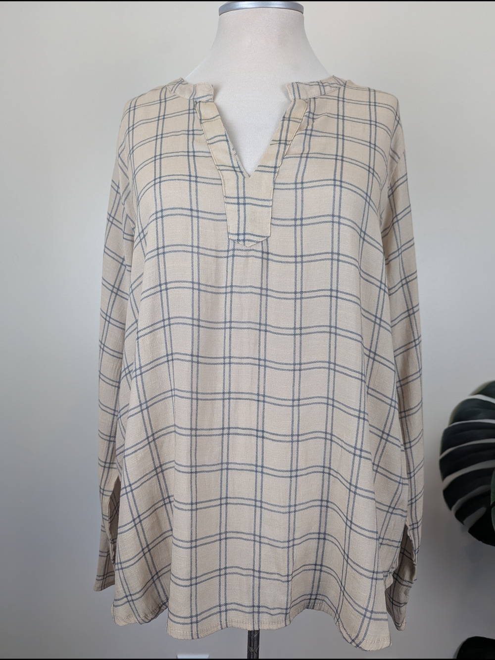 Como Blu Cream And Blue Grey Lightweight Plaid V-Neck Tunic Top Women's L